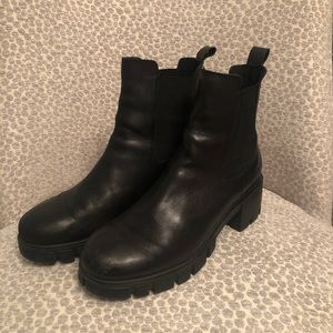 Urban Outfitters Chelsea Boot women’s 9
